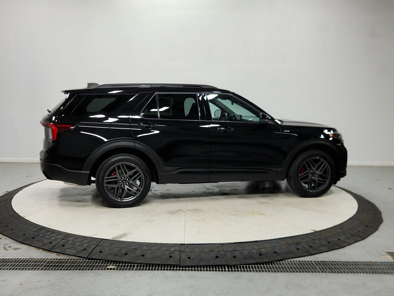 Used 2025 Ford Explorer ST-Line w/ ST-Line Street Pack AWD/4WD image 9