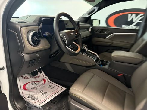 Used 2025 Chevrolet Colorado ZR2 w/ Midnight Edition AWD/4WD image 11