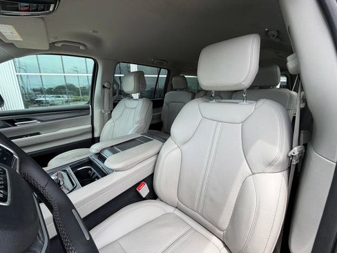 Used 2024 Jeep Wagoneer L Series II RWD image 9