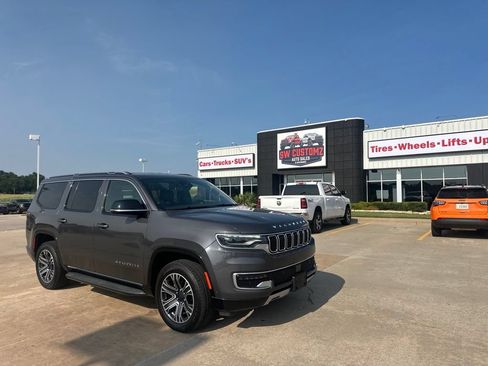 Used 2024 Jeep Wagoneer Series II AWD/4WD image 2