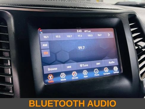 Used 2019 Jeep Cherokee Latitude AWD/4WD image 6