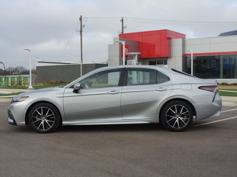 Used 2023 Toyota Camry SE image 10