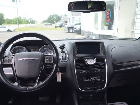 Used 2014 Chrysler Town & Country S FWD image 33