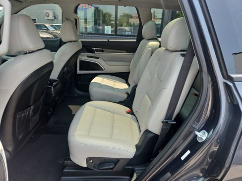 Used 2020 Kia Telluride SX w/ Towing Package FWD image 17