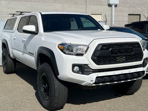 Used 2019 Toyota Tacoma TRD Off-Road w/ TRD Premium Off Road Package AWD/4WD image 3