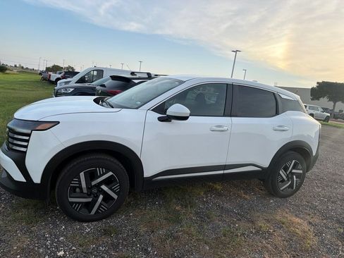 Used 2025 Nissan Kicks SV FWD image 2