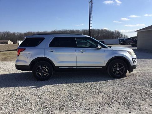 Used 2016 Ford Explorer XLT w/ Equipment Group 202A image 2