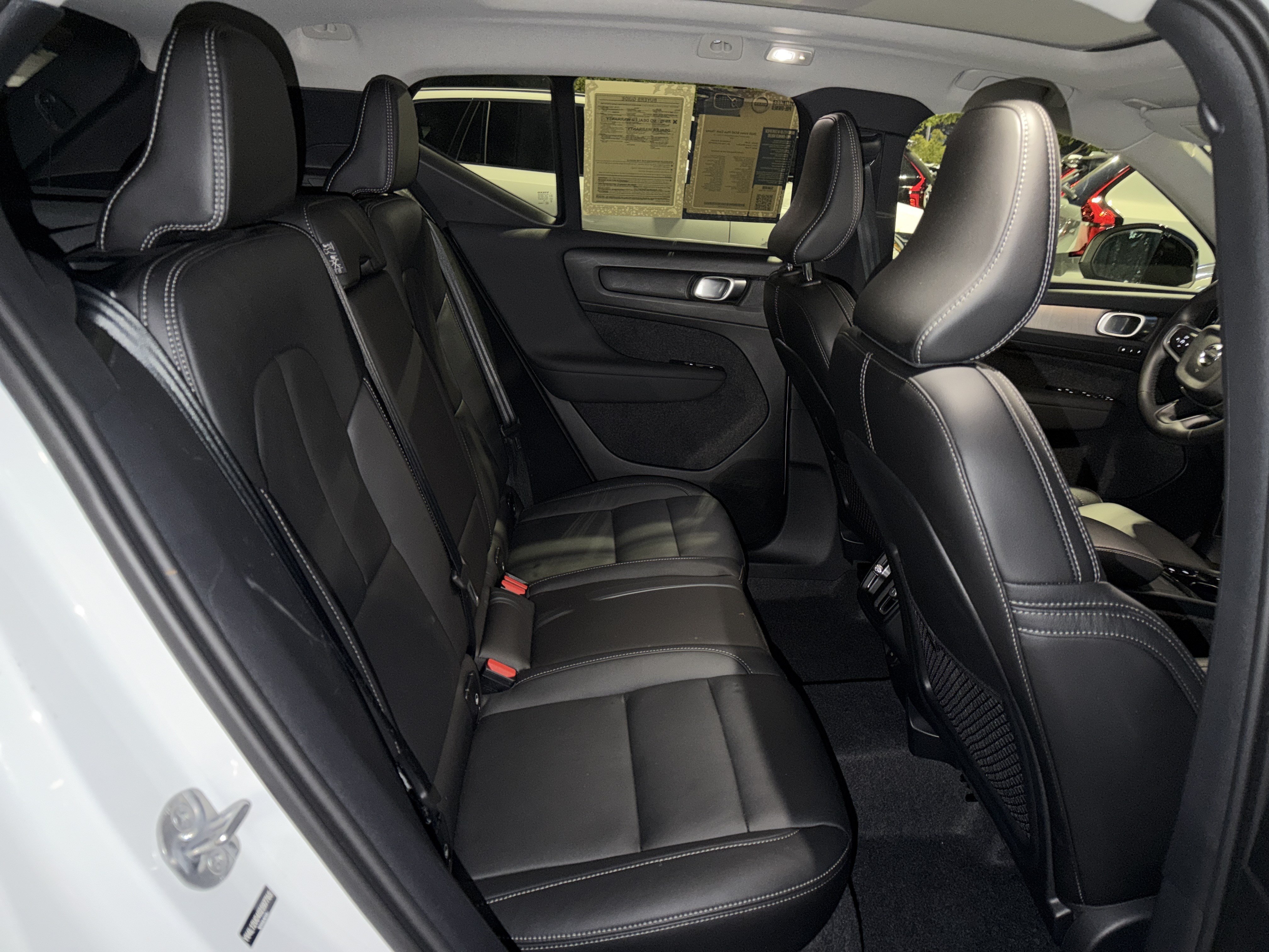 Certified 2025 Volvo XC40 B5 Plus AWD/4WD image 28