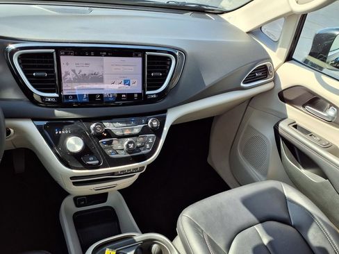 Used 2024 Chrysler Pacifica Touring-L FWD image 4
