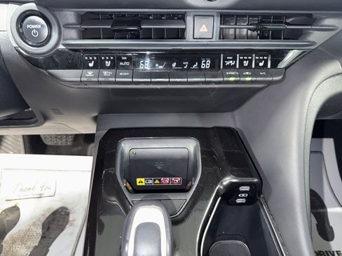 Used 2024 Toyota Crown Limited image 27