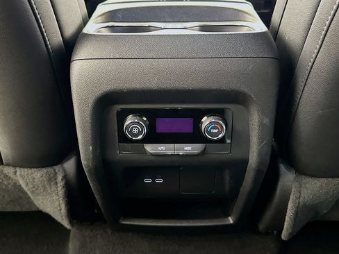 Used 2025 Chevrolet Traverse LT FWD image 23