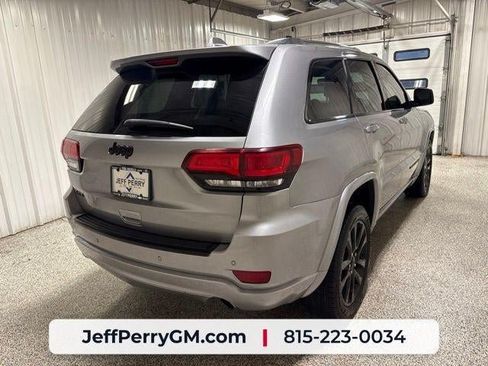 Used 2018 Jeep Grand Cherokee Laredo AWD/4WD image 3