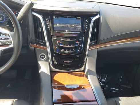 Used 2018 Cadillac Escalade Luxury image 21