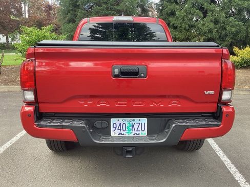 Used 2018 Toyota Tacoma TRD Sport w/ TRD Premium Sport Package RWD image 21