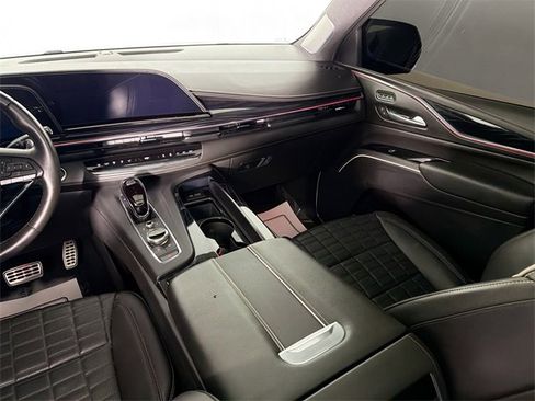 Used 2024 Cadillac Escalade ESV V image 25