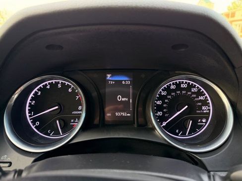 Used 2020 Toyota Camry SE FWD image 14