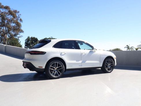 Certified 2025 Porsche Macan AWD/4WD image 16