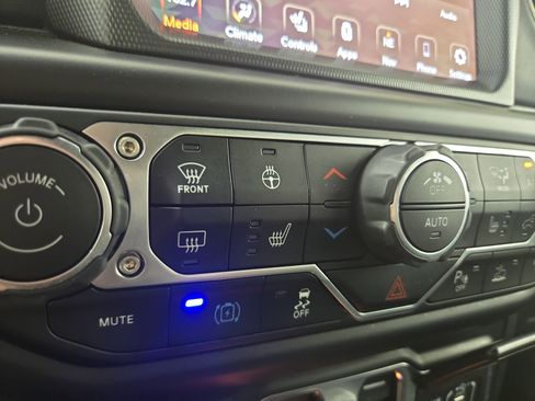 Used 2022 Jeep Wrangler Unlimited Sahara image 26