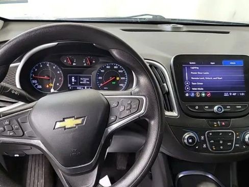 Used 2022 Chevrolet Malibu LT image 2