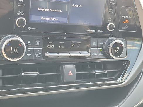 Used 2022 Toyota Highlander XLE AWD/4WD image 26