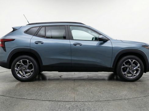 Used 2025 Chevrolet Trax LT w/ LT Convenience Package FWD image 11