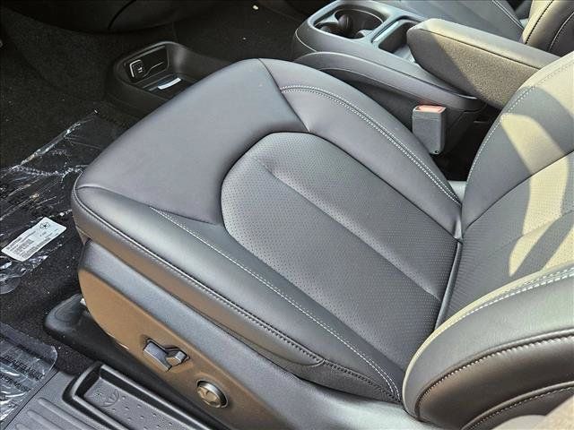 New 2027 Chrysler Pacifica Select FWD image 4