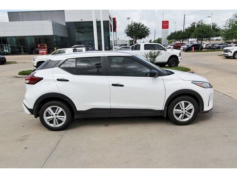 Used 2024 Nissan Kicks S image 7