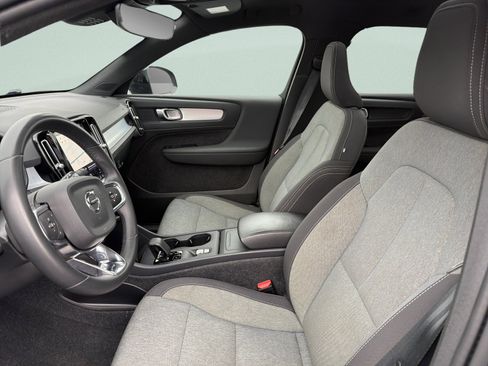 Used 2024 Volvo XC40 B5 Core AWD/4WD image 11