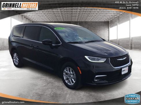 Used 2025 Chrysler Pacifica Select FWD image 3