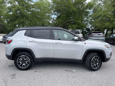 Used 2025 Jeep Compass Trailhawk AWD/4WD image 2