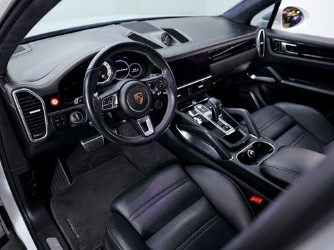 Used 2020 Porsche Cayenne Turbo S image 13