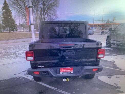 Used 2023 Jeep Gladiator Sport image 12