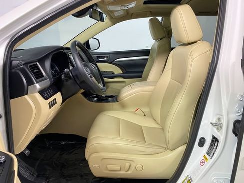 Used 2019 Toyota Highlander XLE AWD/4WD image 12