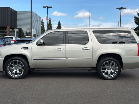 Used 2013 Cadillac Escalade ESV Platinum AWD/4WD image 8