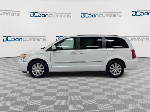 Used 2016 Chrysler Town & Country Touring image 5