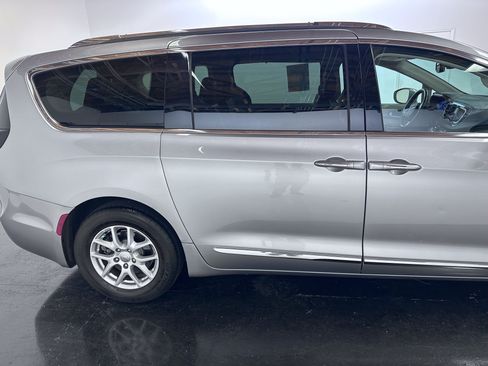 Used 2020 Chrysler Pacifica Touring-L FWD image 41