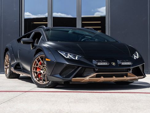 Used 2024 Lamborghini Huracan Sterrato image 2