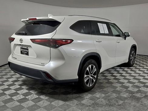 Used 2021 Toyota Highlander XLE FWD image 4