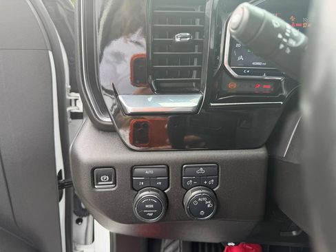 Used 2025 Chevrolet Silverado 1500 LT AWD/4WD image 14