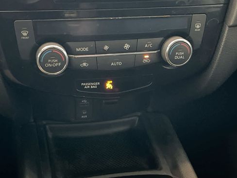 Used 2017 Nissan Rogue SV AWD/4WD image 18