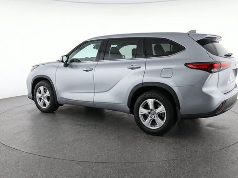 Used 2025 Toyota Highlander LE FWD image 6