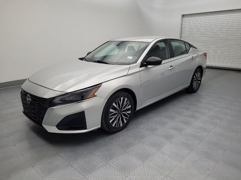 Used 2025 Nissan Altima 2.5 SV FWD image 2
