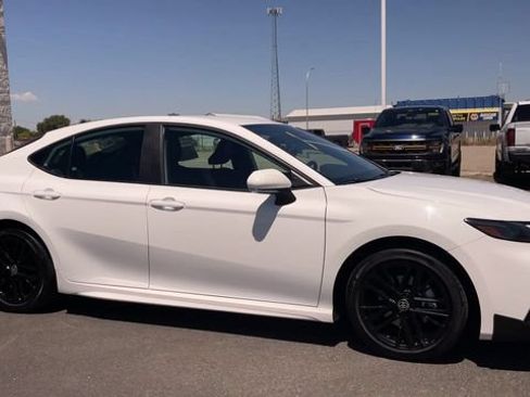 Used 2025 Toyota Camry SE FWD image 3