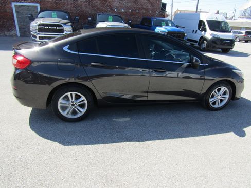 Used 2017 Chevrolet Cruze LT image 2