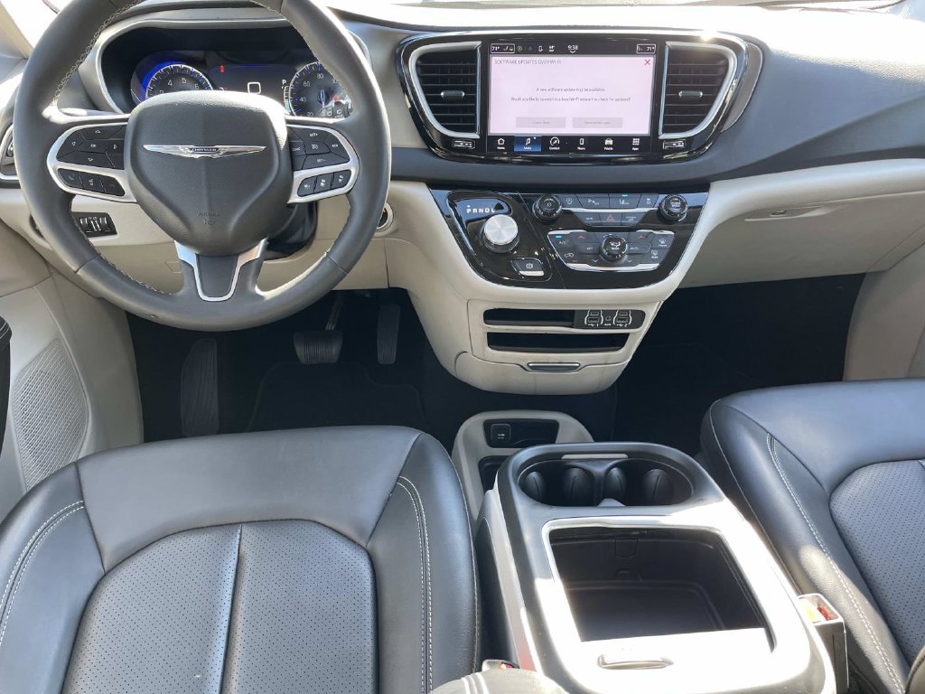 Used 2024 Chrysler Pacifica Touring-L FWD image 27