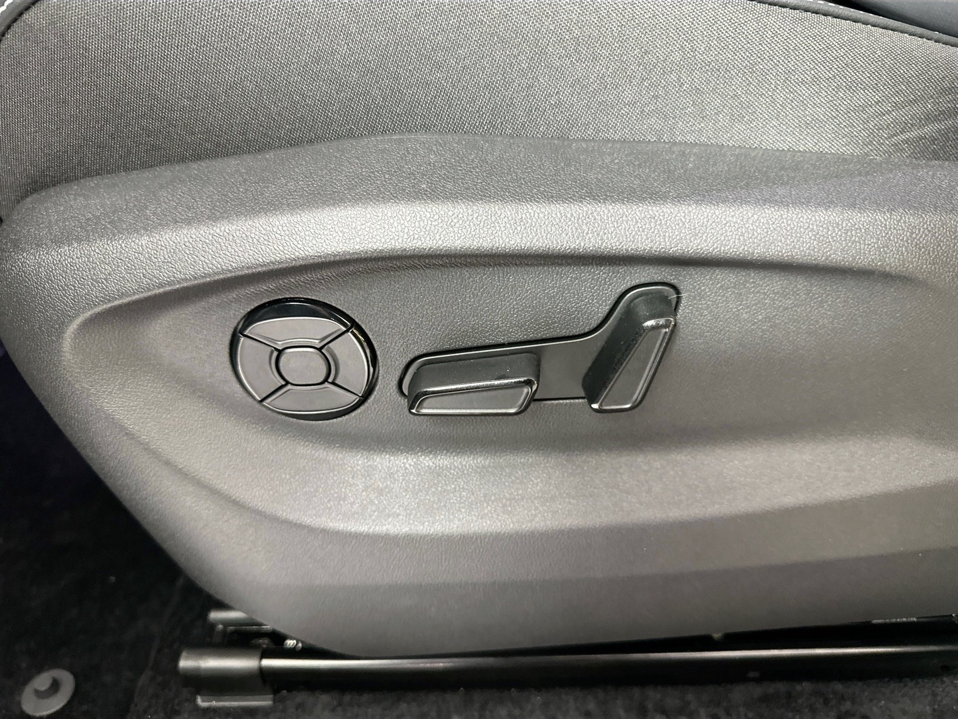Certified 2026 Volkswagen Tiguan SE AWD/4WD image 17