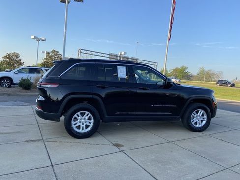 Used 2024 Jeep Grand Cherokee Laredo image 12