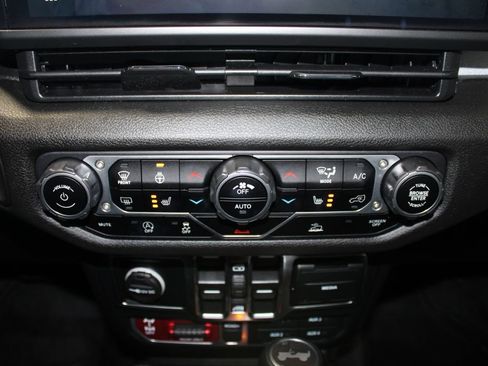Used 2024 Jeep Wrangler Unlimited Sport AWD/4WD image 16
