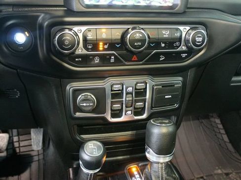 Used 2020 Jeep Wrangler Unlimited Sahara w/ Uconnect 4C Nav & Sound Group AWD/4WD image 18