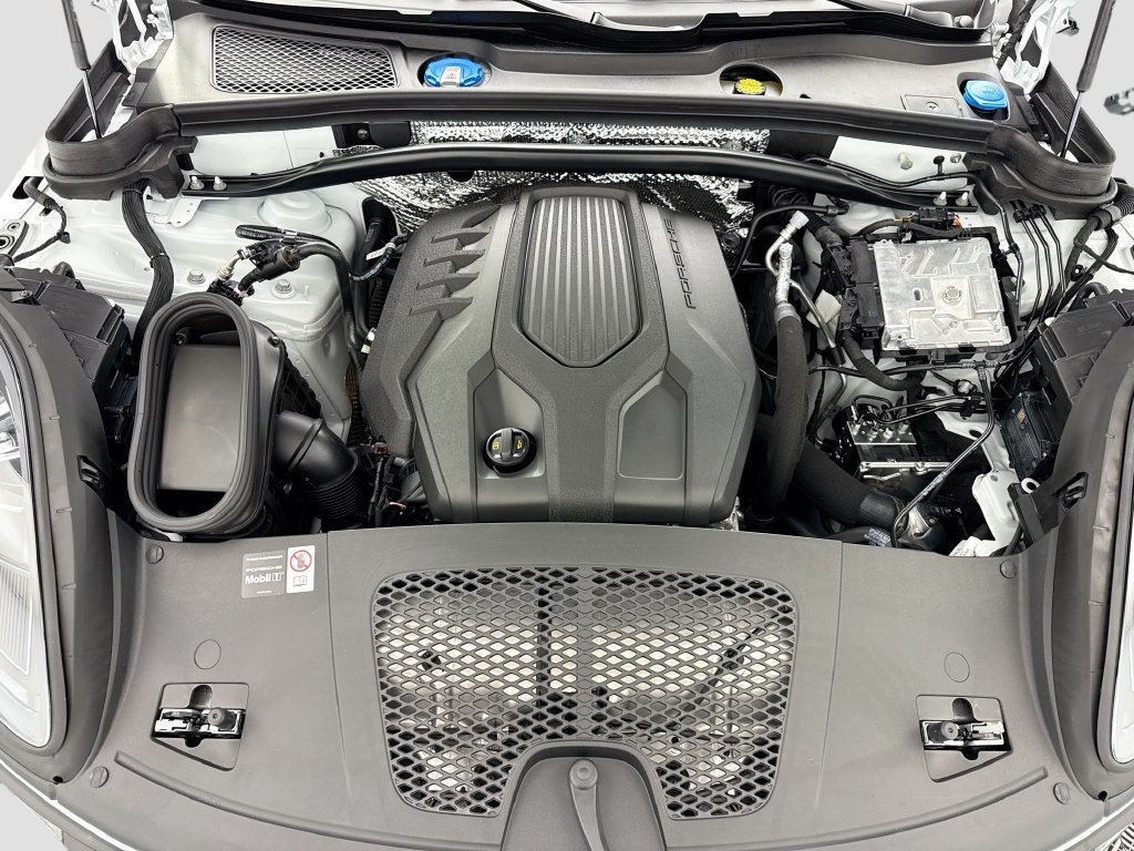 Used 2026 Porsche Macan AWD/4WD image 30